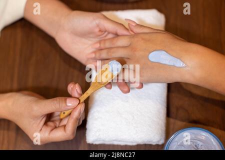 Mettere la crema Tatcha per le mani Foto Stock