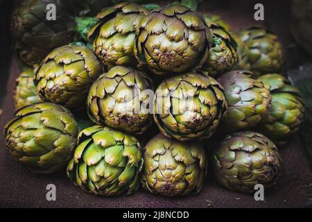 mazzo di carciofi in primo piano sul mercato Foto Stock