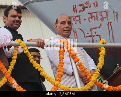 Mumbai, India. 17th maggio 2022. L-R Bharatiya Janata Party (BJP) leader dell'opposizione nell'Assemblea legislativa Maharashtra, Devendra Fadnavis e il ministro della Difesa indiano Rajnath Singh sono visti al lancio della seconda avanzata fregata furtiva della classe P17A a Mazagon Dock Shipbuilders Limited (MDL) a Mumbai. La nave da guerra 'Udaygiri' è stata lanciata dal ministro della Difesa indiano Rajnath Singh, che è stato l'ospite principale dell'evento. Credit: SOPA Images Limited/Alamy Live News Foto Stock