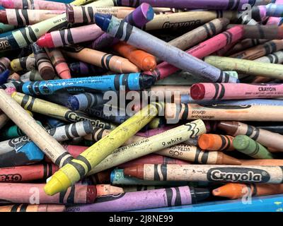 USA. 27th Mar 2022. Primo piano di un grande mucchio di pastelli Crayola in colori assortiti, Pleasant Hill, California, 27 marzo 2022. (Foto di Smith Collection/Gado/Sipa USA) Credit: Sipa USA/Alamy Live News Foto Stock