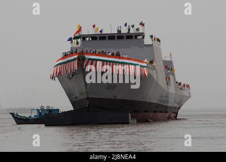 Mumbai, India. 17th maggio 2022. La seconda avanzata nave da guerra fregata stealth di classe P17A naviga nel mare arabo dopo il suo lancio al Mazagon Dock Shipbuilders Limited (MDL) a Mumbai. La nave da guerra 'Udaygiri' è stata lanciata dal ministro della Difesa indiano Rajnath Singh, che è stato l'ospite principale dell'evento. Credit: SOPA Images Limited/Alamy Live News Foto Stock