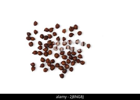 mucchio di ceci marroni isolato su sfondo bianco, mucchio di fagioli neri, vista dall'alto, cibo vegano Foto Stock