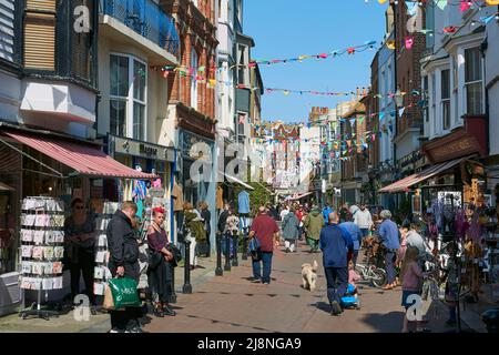 Pedoni a George Street, Hastings Old Town, East Sussex, Regno Unito, durante il week-end delle feste della Banca di Maggio, 2022 Foto Stock