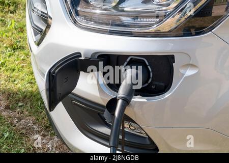 Frome, Somerset, UK - Settembre 11 2021: Un furgone Ford Transit Custom 340LTD PHEV CVT in mostra al Frome Agricultural and Cheese Show 2021 Foto Stock