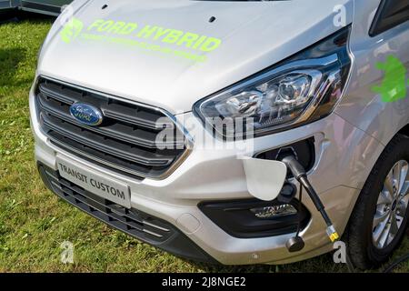 Frome, Somerset, UK - Settembre 11 2021: Un furgone Ford Transit Custom 340LTD PHEV CVT in mostra al Frome Agricultural and Cheese Show 2021 Foto Stock