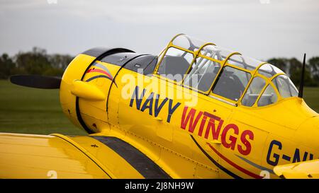 Navy Wings Harvard T-6 "G-NWHF" presso l'aeroporto di Old Warden il 1st maggio 2022 Foto Stock