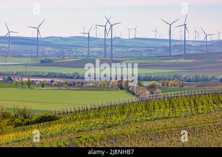 Un numero infinito di turbine eoliche rovinano il paesaggio nella Renania rurale, Germania Foto Stock