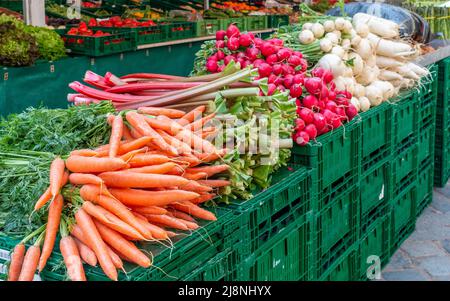 Ortaggi freschi e frutta in un mercato agricolo. Fuoco selettivo sulle carote. Foto Stock