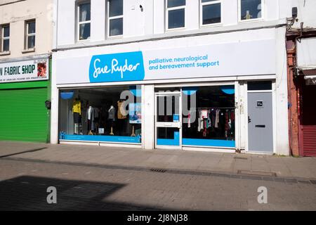 Vista esterna del negozio di beneficenza sue Ryder sul Walthamstow High Street London E17 Inghilterra UK KATHY DEWITT Foto Stock