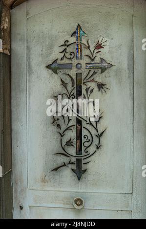 Porta della tomba ornata nel cimitero di Montparnasse. Parigi, Francia. 04/2009 Foto Stock