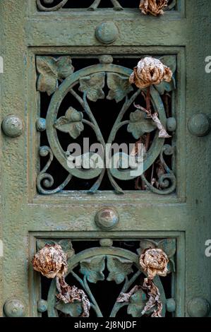 Porta della tomba ornata nel cimitero di Montparnasse. Parigi, Francia. 04/2009 Foto Stock