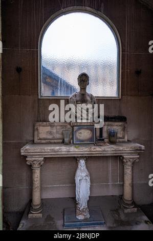 Dettaglio della tomba di sepoltura all'interno del cimitero di Passy. Parigi, Francia. 05/2009 Foto Stock