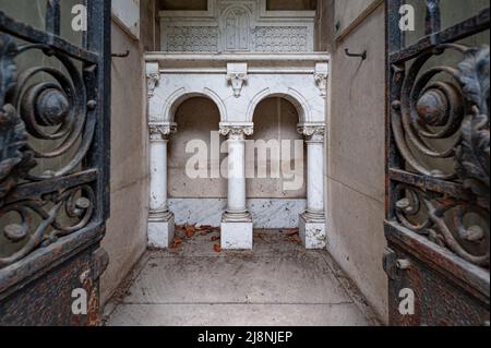 Dettaglio della tomba di sepoltura all'interno del cimitero di Passy. Parigi, Francia. 05/2009 Foto Stock