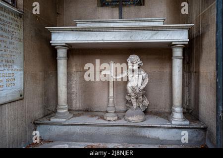 Dettaglio della tomba di sepoltura all'interno del cimitero di Passy. Parigi, Francia. 05/2009 Foto Stock