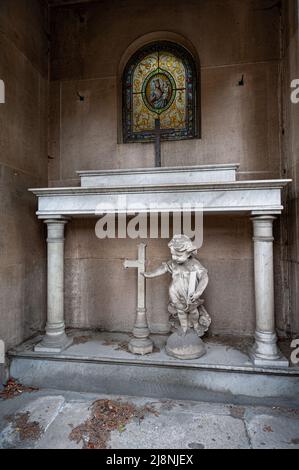 Dettaglio della tomba di sepoltura all'interno del cimitero di Passy. Parigi, Francia. 05/2009 Foto Stock