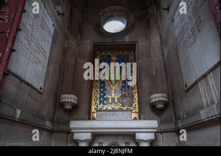 Dettaglio della tomba di sepoltura all'interno del cimitero di Passy. Parigi, Francia. 05/2009 Foto Stock