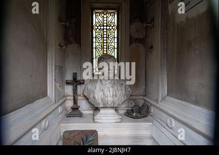 Dettaglio della tomba di sepoltura all'interno del cimitero di Passy. Parigi, Francia. 05/2009 Foto Stock