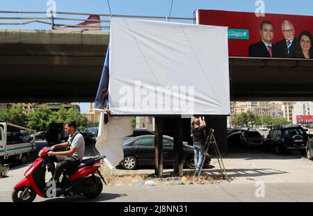 Manifesti elettorali visti a Beirut, maggio 17 2022. Secondo i risultati delle elezioni parlamentari libanesi rilasciate dal Ministero degli interni martedì 17 maggio, Hezbollah e i suoi alleati appoggiati dall'Iran hanno perso la maggioranza parlamentare. Il blocco Hezbollah ha ottenuto circa 61 seggi, meno dei 65 seggi necessari per ottenere la maggioranza, e meno dei 71 del parlamento precedente. Il libero movimento patriottico, alleato di Hezbollah, ha ottenuto 17 seggi e non è più il più grande partito cristiano del Paese; le sue forze rivali libanesi sono diventate il primo partito cristiano con 19 seggi. 13 candidati anti-establishment da contrapposti Foto Stock