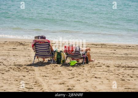 Coppia anziana che si gode la spiaggia, Spagna. Foto Stock