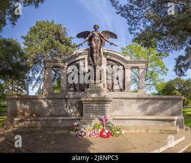 Il Titanic Memorial in bronzo e granito a East Park (o Andrews Park), Southampton UK, per gli ingegneri persi quando RMS Titanic affondò il 15 aprile 1912 Foto Stock