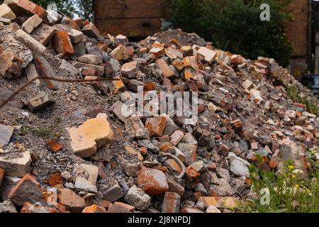 Mucchi di vecchi mattoni rossi e pietre da rovine di vecchi edifici Foto Stock