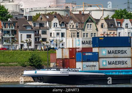 Edifici residenziali a Wilhelmallee, Rheinpromenade, a Duisburg-Hombergg, sul Reno, di fronte ai serbatoi e agli edifici della Venator Germania Foto Stock