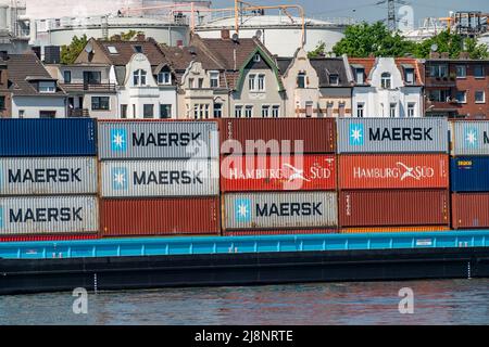 Edifici residenziali a Wilhelmallee, Rheinpromenade, a Duisburg-Hombergg, sul Reno, di fronte ai serbatoi e agli edifici della Venator Germania Foto Stock