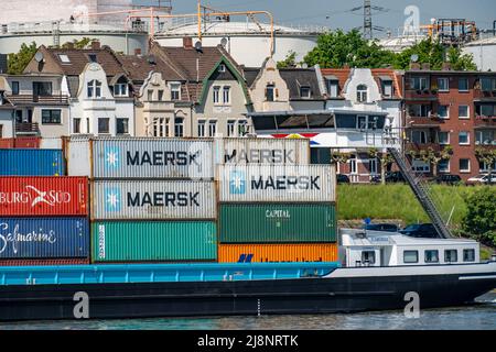 Edifici residenziali a Wilhelmallee, Rheinpromenade, a Duisburg-Hombergg, sul Reno, di fronte ai serbatoi e agli edifici della Venator Germania Foto Stock