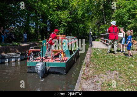 Barche sul canale di Basingstoke vicino a Mytchett, parte del Surrey Heath Show, gestito dalla Basingstoke Canal Society, maggio 2022 Foto Stock