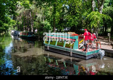 Barche sul canale di Basingstoke vicino a Mytchett, parte del Surrey Heath Show, gestito dalla Basingstoke Canal Society, maggio 2022 Foto Stock