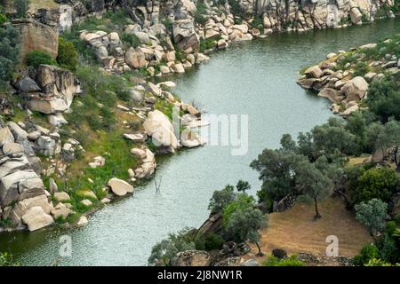 Foto ravvicinata del fiume con formazioni rocciose. Foto Stock