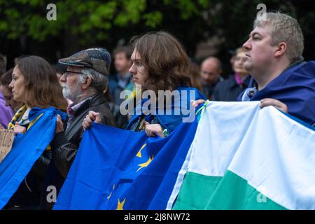 Sofia, Bulgaria - 28 aprile 2022: Un gruppo di persone si trova in fila, tenendo le bandiere Foto Stock