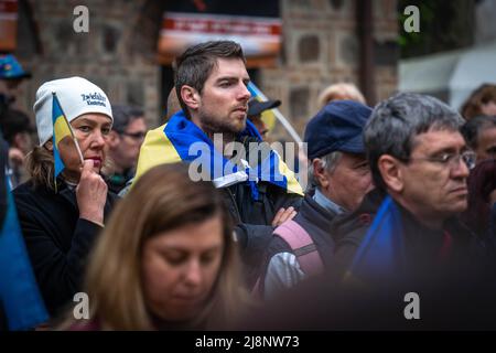 Sofia, Bulgaria - 28 aprile 2022: Una donna e un uomo si trovano in difficoltà al Support Ukraine march Foto Stock