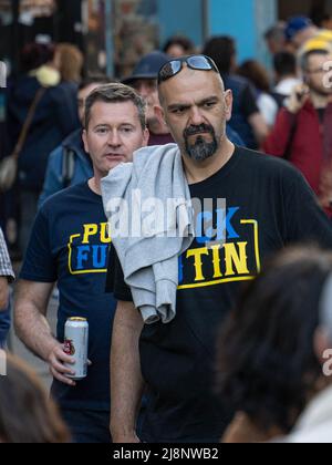 Sofia, Bulgaria - 09 maggio 2022: Due atletici uomini di mezza età, vestiti in magliette Puck Futin, camminano nella folla per strada Foto Stock
