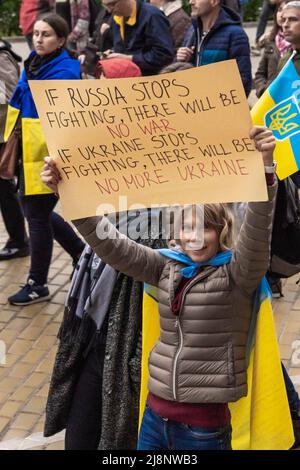 Sofia, Bulgaria - 28 aprile 2022: Una donna sta marciando con una bandiera per sostenere l'Ucraina Foto Stock