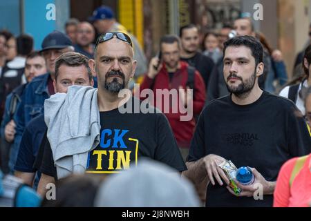 Sofia, Bulgaria - 09 maggio 2022: Due uomini di mezza età, uno dei quali è vestito di t-shirt Puck Futin, camminano nella folla per strada Foto Stock