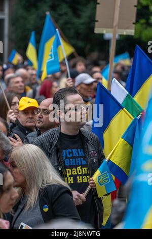 Un uomo in t-shirt pro-ucraino è in piedi in una folla al Support Ucraina marzo a Sofia, Bulgaria Foto Stock