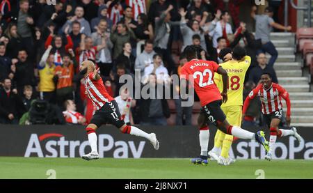 Southampton, Regno Unito. 17th maggio 2022. Nathan Redmond di Southampton festeggia dopo aver segnato il traguardo di apertura durante la partita della Premier League al St Mary's Stadium di Southampton. Il credito dovrebbe leggere: Paul Terry/Sportimage Credit: Sportimage/Alamy Live News Foto Stock