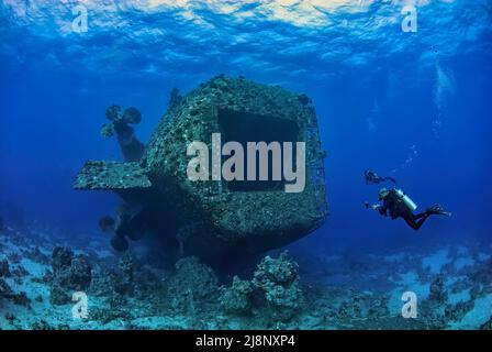 Due subacquei che si tuffano all'esterno del famoso relitto in Safaga Salem Express Foto Stock