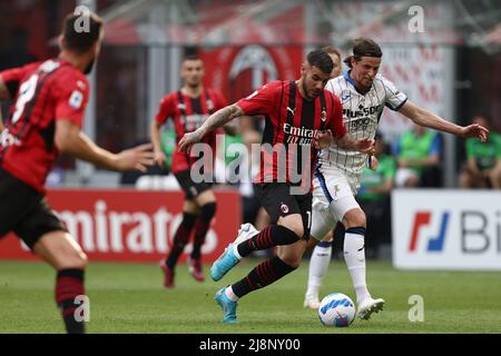 Stadio San Siro, Milano, 15 maggio 2022, Theo Hernandez (AC Milan) è sfidato da Hans Hateboer (Atalanta BC) durante AC Milan vs Atalanta BC Foto Stock