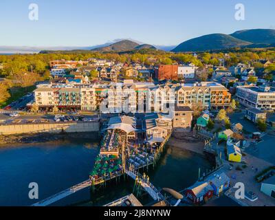 Bar Harbour storico centro città vista aerea al tramonto, con Cadillac montagna in Acadia National Park sullo sfondo, Bar Harbor, Maine ME, Stati Uniti. Foto Stock