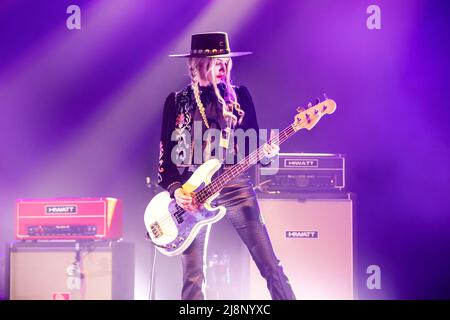 Oslo, Norvegia. 16th, maggio 2022. La rock band americana Eagles of Death Metal suona un concerto dal vivo al Sentrum Scene di Oslo. Qui il bassista Jennie Vee è visto dal vivo sul palco. (Photo credit: Gonzales Photo - Terje Dokken). Foto Stock