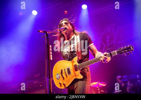 Oslo, Norvegia. 16th, maggio 2022. La rock band americana Eagles of Death Metal suona un concerto dal vivo al Sentrum Scene di Oslo. Qui cantante, cantautore e musicista Jesse Hughes è visto dal vivo sul palco. (Photo credit: Gonzales Photo - Terje Dokken). Foto Stock