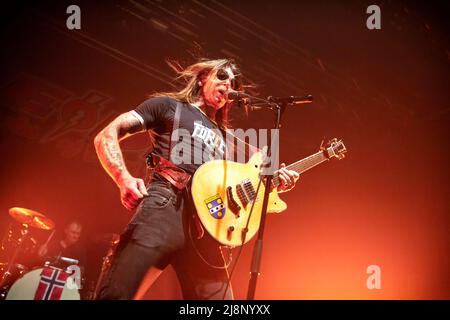 Oslo, Norvegia. 16th, maggio 2022. La rock band americana Eagles of Death Metal suona un concerto dal vivo al Sentrum Scene di Oslo. Qui cantante, cantautore e musicista Jesse Hughes è visto dal vivo sul palco. (Photo credit: Gonzales Photo - Terje Dokken). Foto Stock