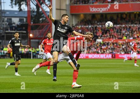 Chris Basham #6 di Sheffield United e Joe Worrall #4 di Nottingham Forest battono per la palla Foto Stock