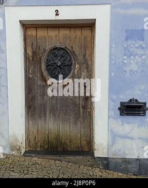 Antica porta in legno shabby con elementi in ferro battuto e inserti sull'isola di Terceira Foto Stock