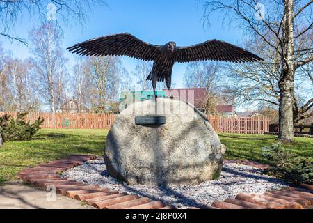 Staraya Ladoga, Russia - 6 maggio 2022: Scultura in bronzo falco sulla via Varyazhskaya, la più antica in Russia. Questo è un simbolo dello stemma di San Foto Stock