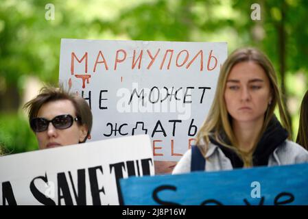 Non esclusiva: KYIV, UCRAINA - 17 MAGGIO 2022 - i manifestanti tengono dei cartelli durante il rally Save Mariupol nel Parco Mariinskyi di fronte all'Ambasciata del Th Foto Stock