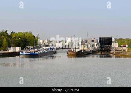 Marckolsheim, Germania - Aprile 2022: Chiatta della petroliera che lascia una delle serrature a Marckolsheim sul fiume Reno Foto Stock