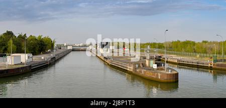 Marckolsheim, Germania - Aprile 2022: Vista panoramica delle chiuse di Marckolsheim sul fiume Reno Foto Stock